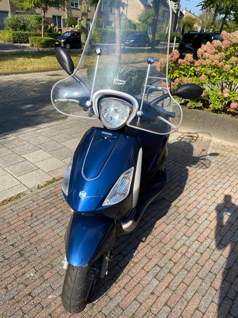 Piaggio fly 25, Fietsen en Brommers, Scooters | Piaggio, Ophalen, Zo goed als nieuw, Benzine, Fly