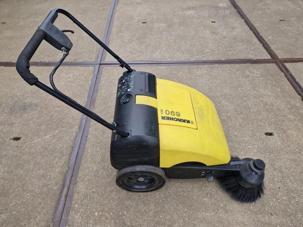 Veegmachine
Kärcher KSM690 met zijborstel stofafzuiging 12V, Tuin en Terras, Veegmachines, Ophalen, Gebruikt, Kärcher ksm690
