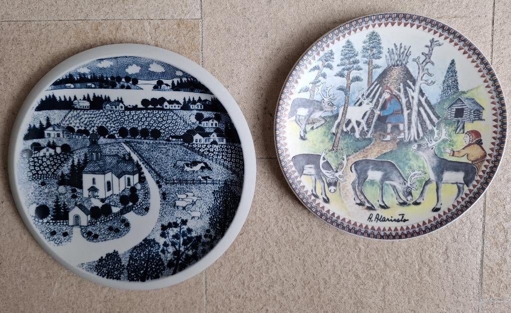 2 Arabia Finland grote en 2 kleine wandborden A.A. Alariesto, 23 cm, Zo goed als nieuw, Wandbord of Wandpaneel, Scandinavisch