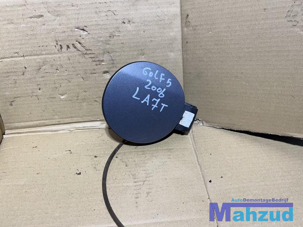 VW GOLF 5 Grijs LA7T tankklep 2003-2009, Gebruikt, Volkswagen, Volkswagen AG, Berliner Ring 2
38440  Wolfsburg, DE