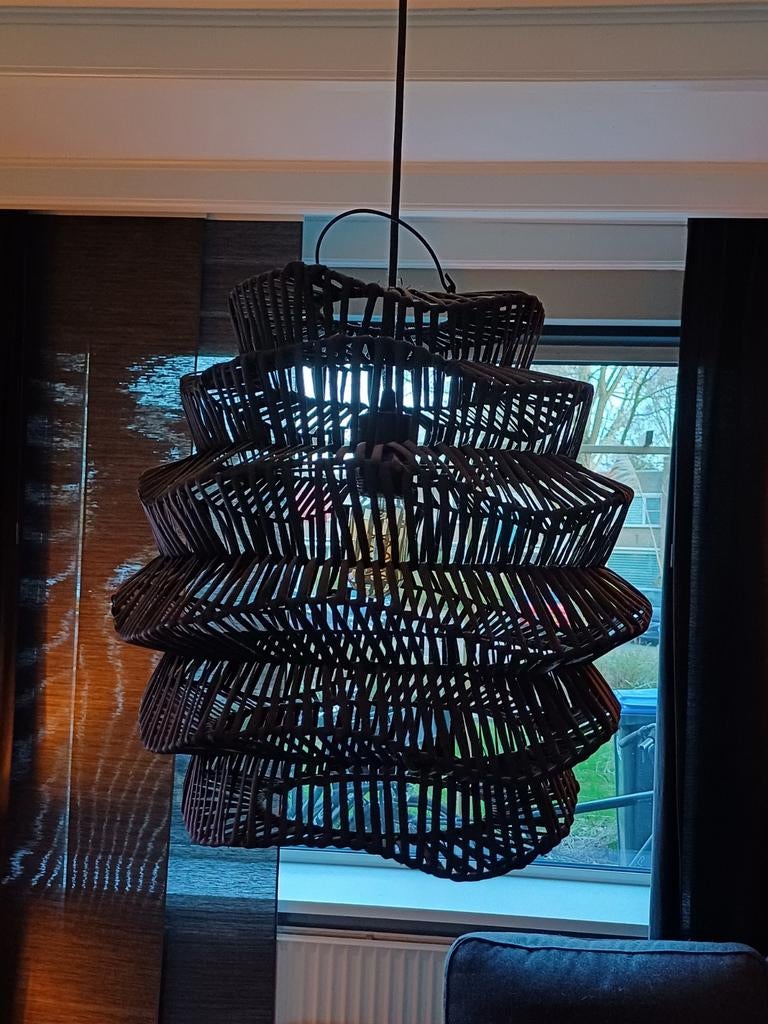 Leuke Zwarte Rieten Hanglamp - Sfeervolle Verlichting, Huis en Inrichting, Lampen | Hanglampen, Ophalen, Overige materialen, 50 tot 75 cm