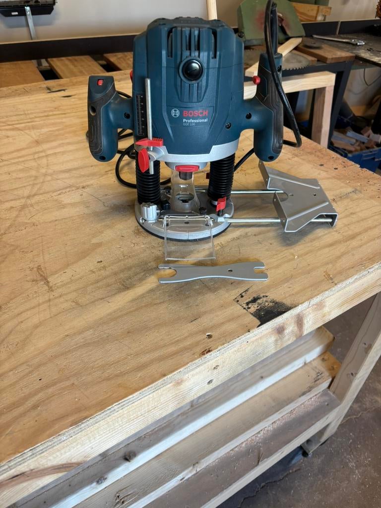 Bovenfrees Bosch GOF 130, Ophalen, Zo goed als nieuw, Elektrisch, Bovenfrees