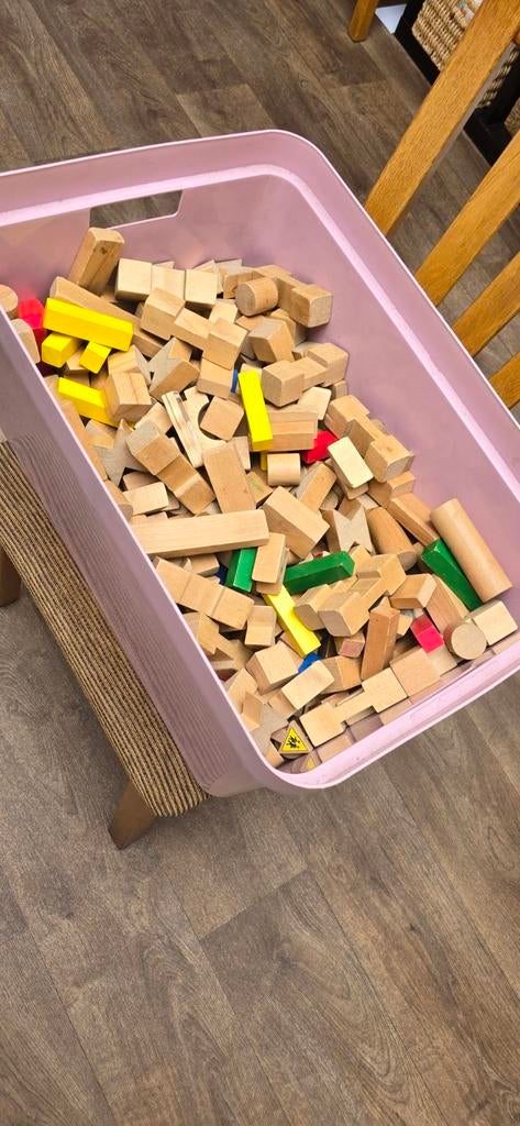 Grote doos houten blokken en houten treinbaan met treinen, Ophalen