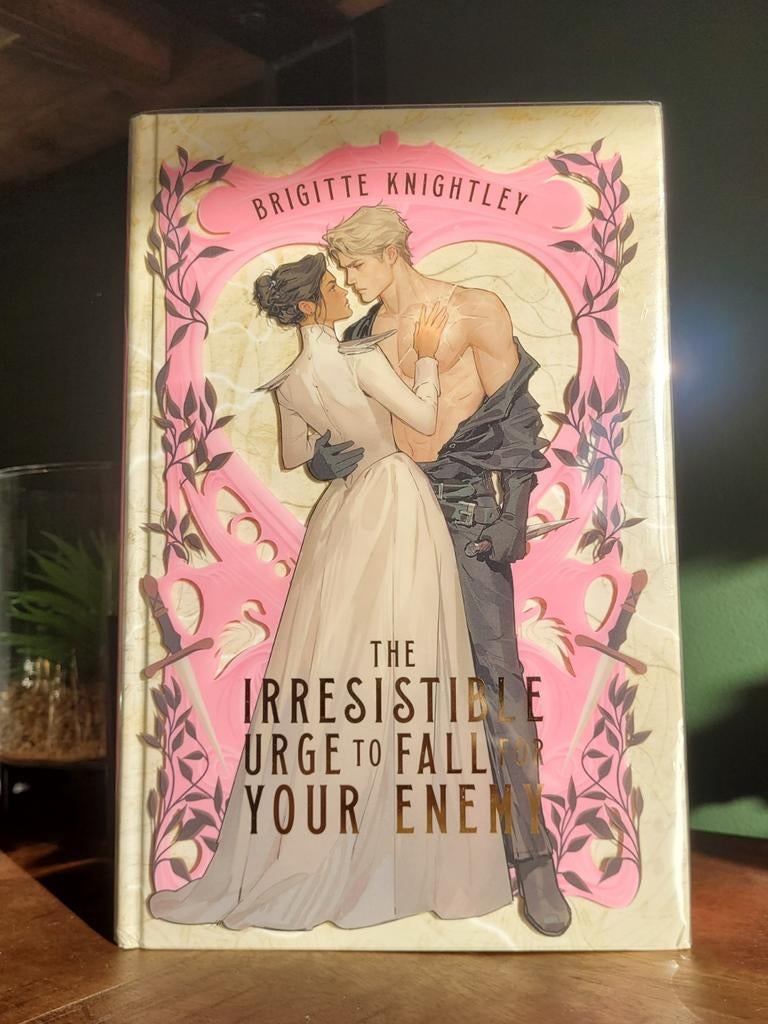 The Irresistible Urge to Fall for Your Enemy - Illumicrate, Ophalen of Verzenden, Zo goed als nieuw, Brigitte Knightley