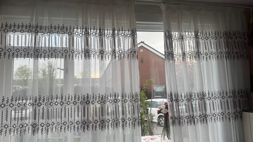 Gordijnen te koop . 4 stuks voor 2 ramen, Ophalen of Verzenden, Zo goed als nieuw, 200 cm of meer