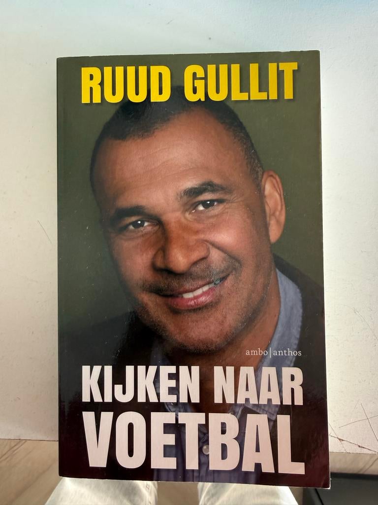 Ruud Gullit - Kijken naar Voetbal (Boek), Ophalen of Verzenden, Gelezen, Balsport