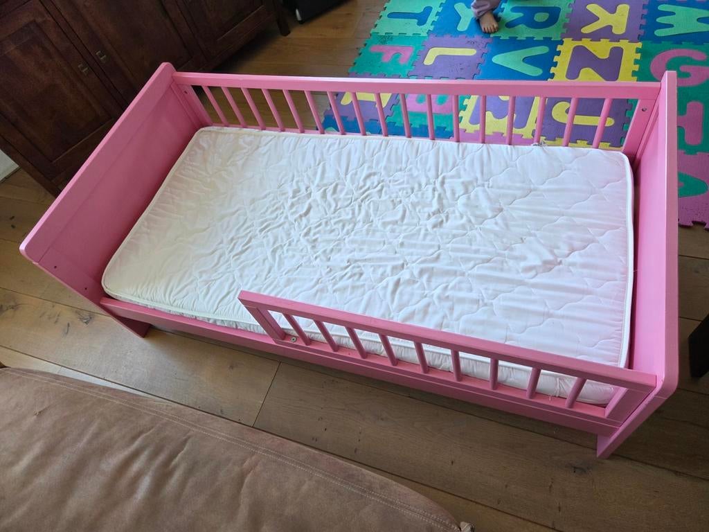 Roze kinderbed met matras 140x70cm, Ophalen, 190 cm of minder, Zo goed als nieuw, Hout