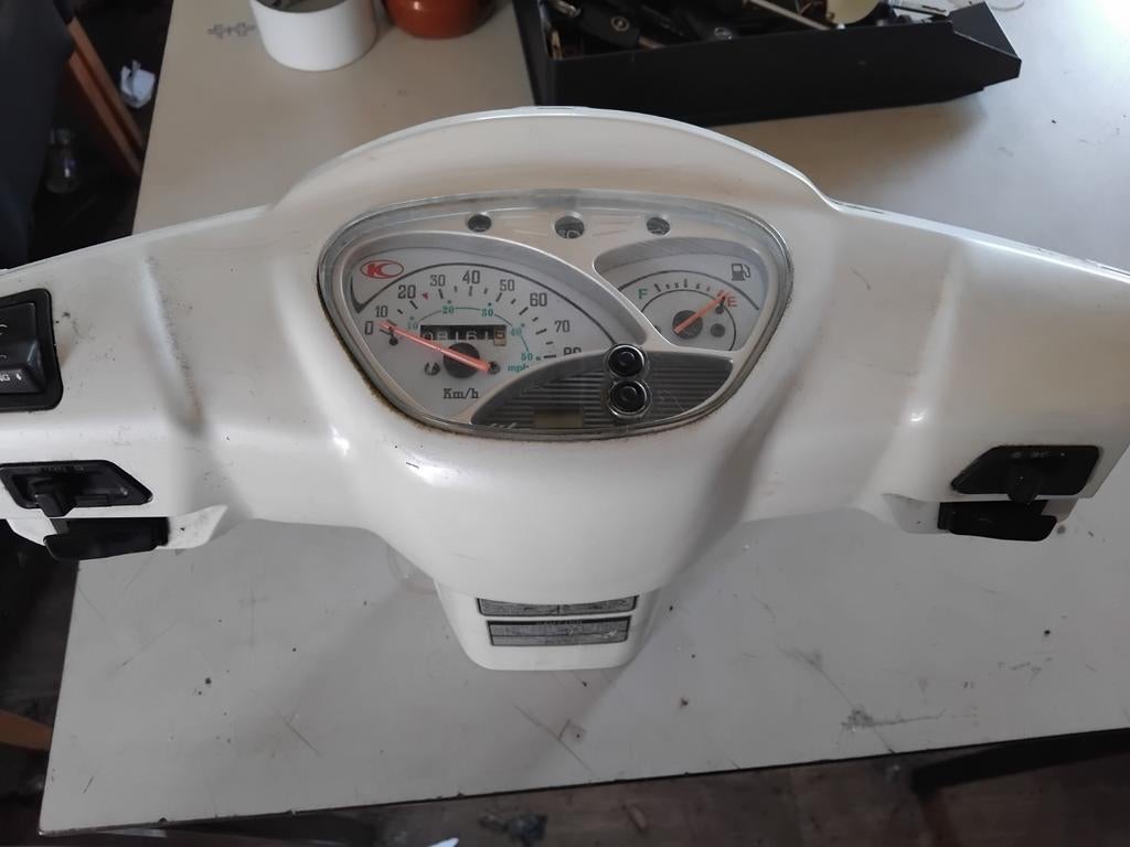 Kymco like km teller met stuurkap, Fietsen en Brommers, Brommeronderdelen | Scooters, Ophalen of Verzenden, Gebruikt, Kap, Kymco