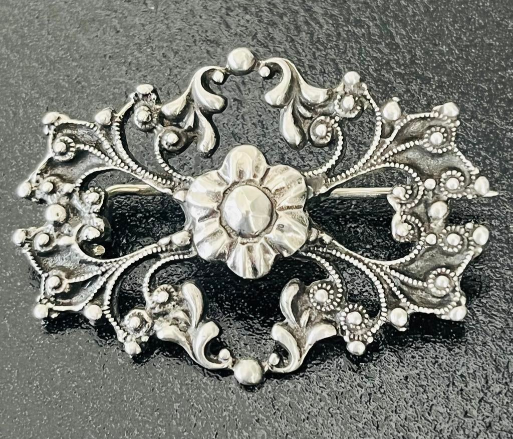 Massief zilveren antieke broche geeurd zwwardje 4,5 x 3 cm, Verzenden, Zo goed als nieuw, Zilver