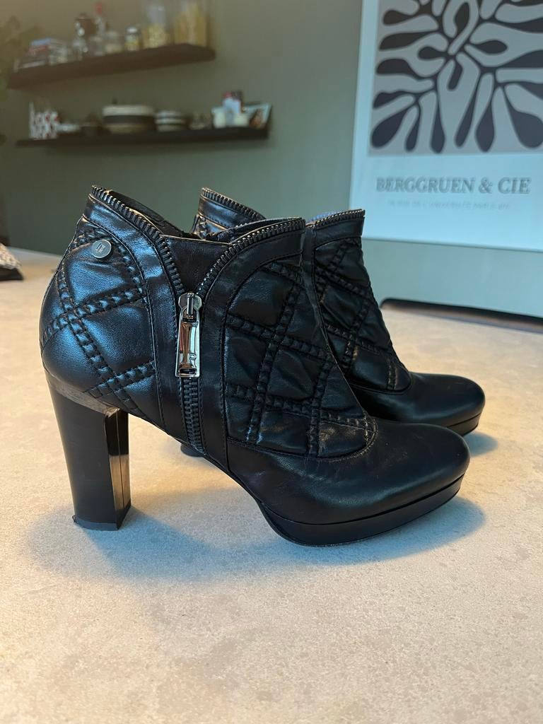 Loretta Pettinari zwarte leren enkellaarsjes, maat 39, Kleding | Dames, Ophalen of Verzenden, Nieuw, Zwart, Lage of Enkellaarzen