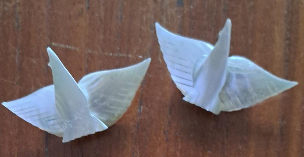 Parelmoeren handgesneden Broche 2x, Ophalen of Verzenden, Nieuw, Overige materialen