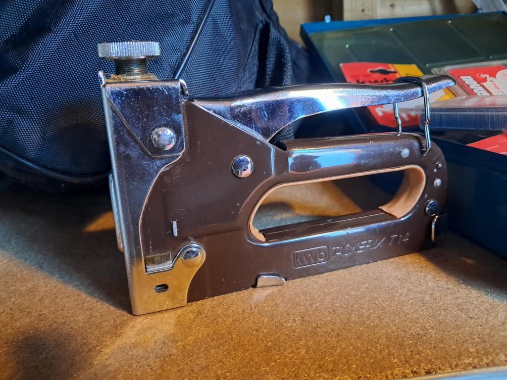 KWB tacker met nietjes en koffer. Orgineel in nieuwstaat, Ophalen of Verzenden, Gebruikt