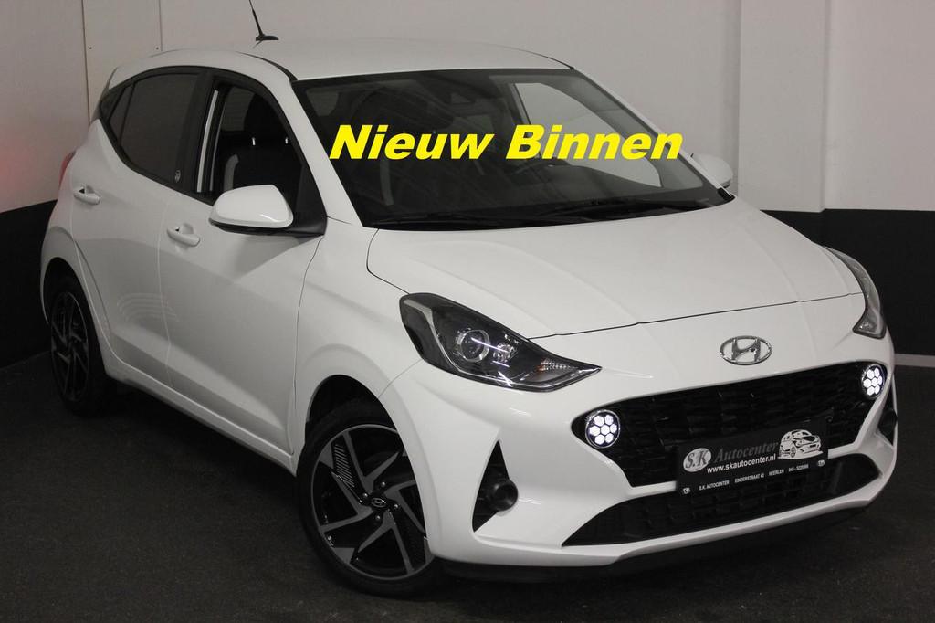Hyundai i10 EDITION 30+*FULL*CAMERA*NAVI*STUUR*STOELVERW*, Auto's, Hyundai, Euro 5, Stof, Gebruikt, Zwart