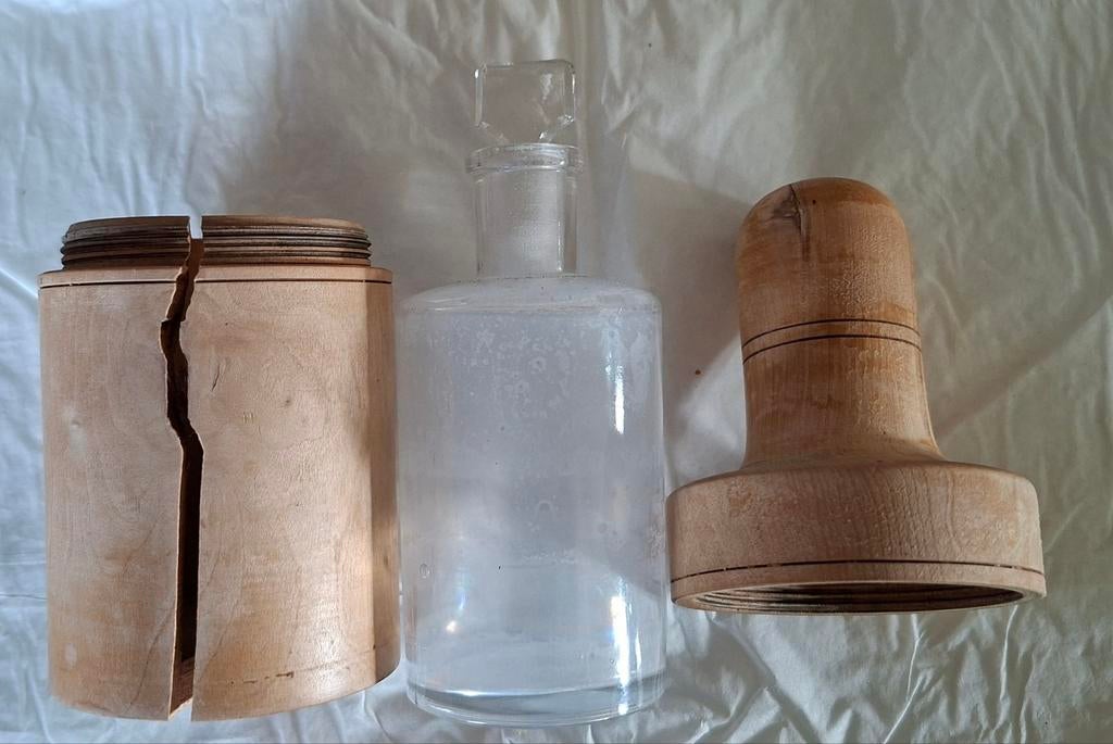 Oud glazen fles met stop in houten (gespleten) koker met dop, Verzamelen, Retro, Ophalen of Verzenden, Huis en Inrichting