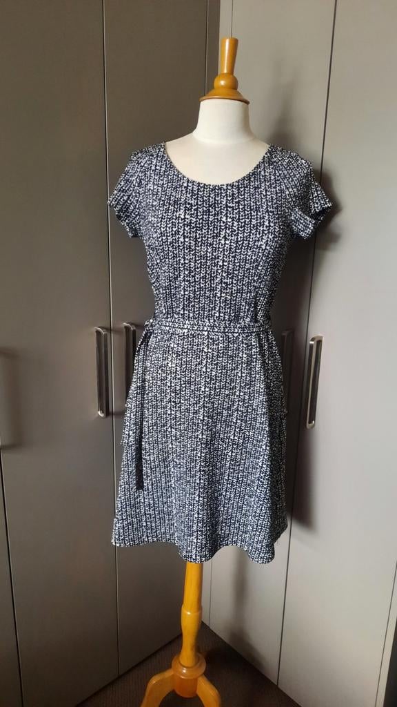 Leuk Jurkje zwart/wit A-lijn strech korte mouw, Maat 38/40 (M), Zwart, Ophalen of Verzenden, Zo goed als nieuw