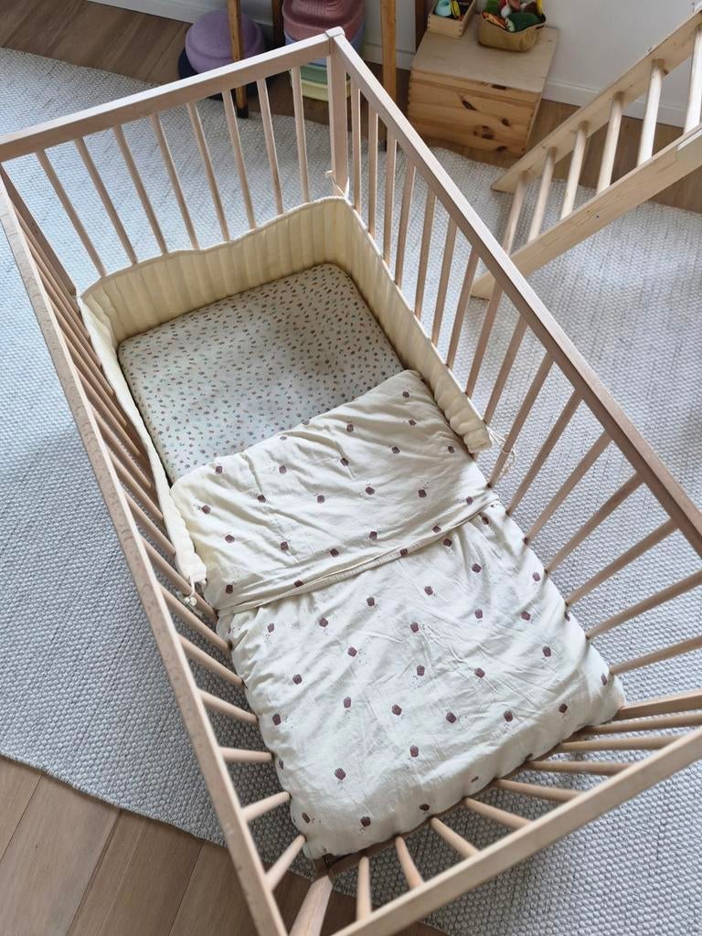 Complete set: Eiken ledikantje met matras en beddengoed, Ophalen, Zo goed als nieuw, Ledikant