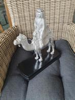 Zilverkleurig beeldje kameel met ruiter op sokkel, Ophalen of Verzenden