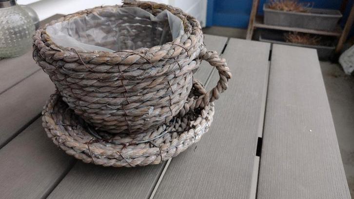 Rotan bloem/planten bakje in de vorm van Kop en Schotel, Tuin en Terras, Bloempotten, Gebruikt, Overige materialen, Balkon, Tuin