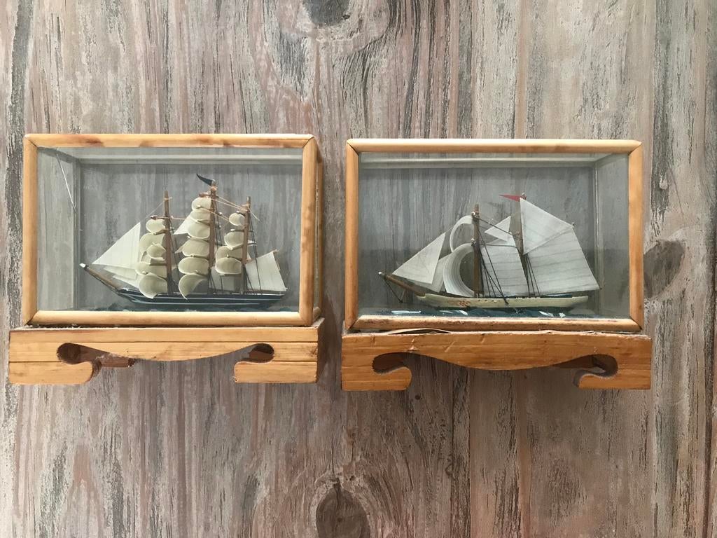 2 miniatuur bootjes in houten vintrine, Ophalen of Verzenden, Gebruikt