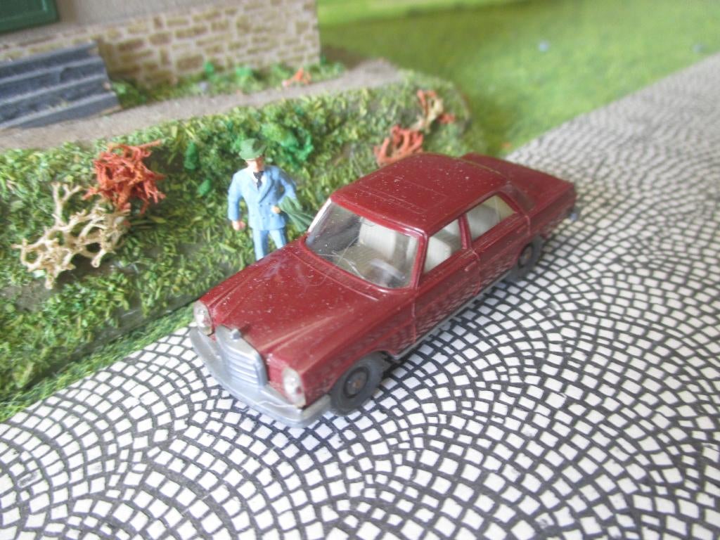 Mercedes Benz W114/W115 /8 - Wiking 141 bruin-rood #2, Hobby en Vrije tijd, Modelauto's | 1:87, Gebruikt, Auto, Wiking, Ophalen of Verzenden