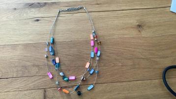 Speelse kleurige ketting beschikbaar voor biedingen