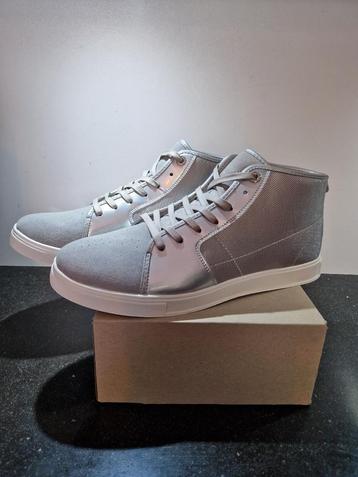 Grijze hoge sneakers voor heren - Moderne en elegante look beschikbaar voor biedingen