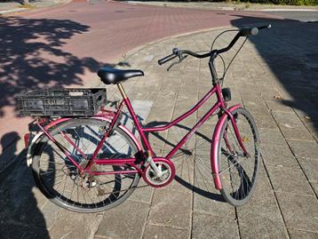 Damesfiets met krat & slot beschikbaar voor biedingen