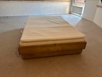 Massief houten bed 140x200 + matras & topper beschikbaar voor biedingen