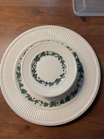 Wedgwood Stratford groot rond bord en 10 gebaksbordjes beschikbaar voor biedingen