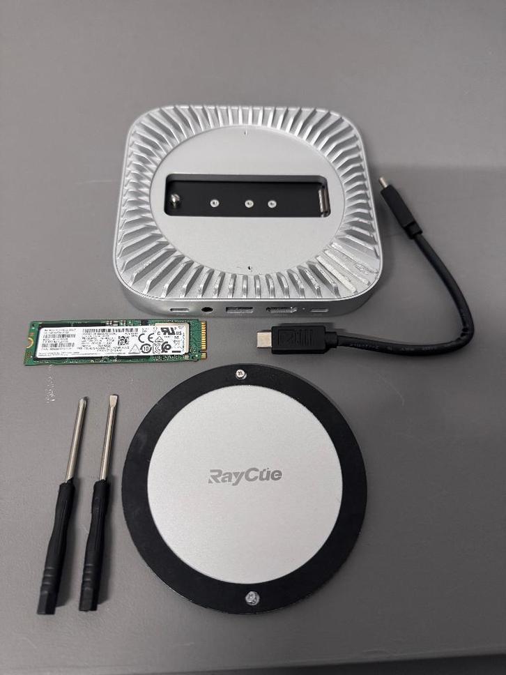 Te koop: RayCue Mac Mini M4 dock&stand met veel extra’s, Computers en Software, Dockingstations, Zo goed als nieuw, Docking station