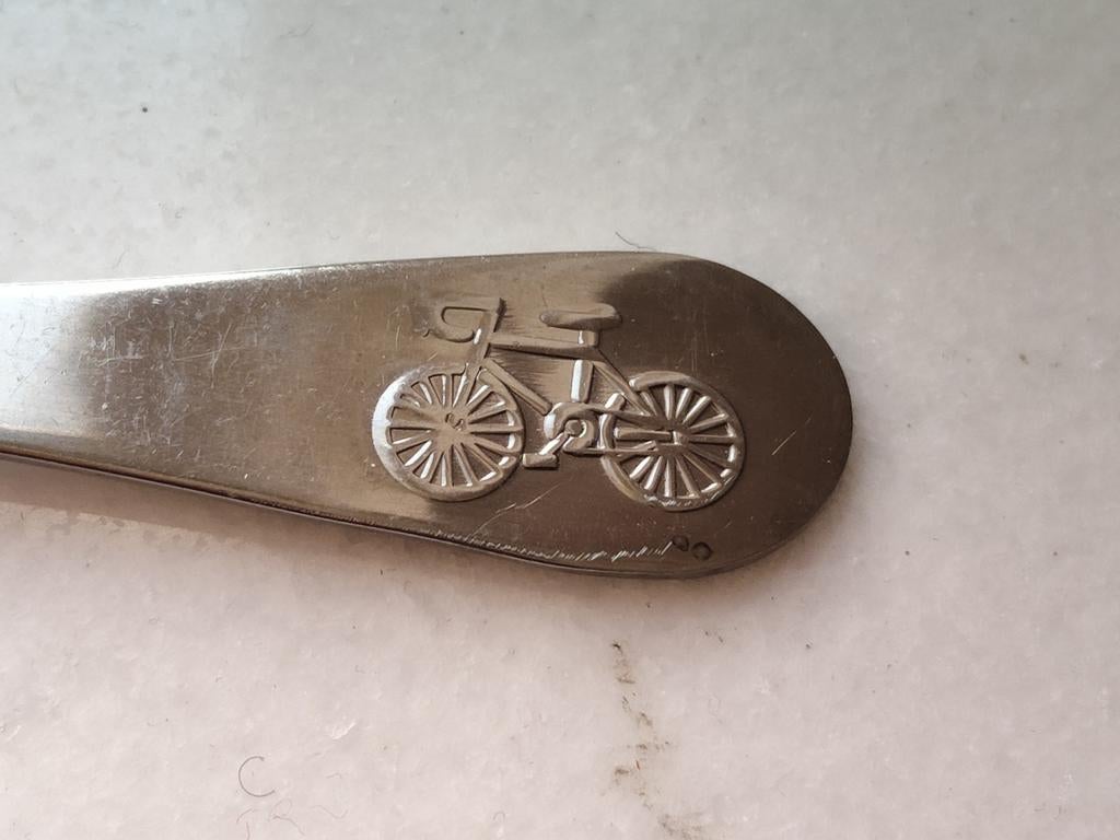Lepel met afbeelding wielrenners fiets 18/0, Ophalen of Verzenden, Rvs of Chroom