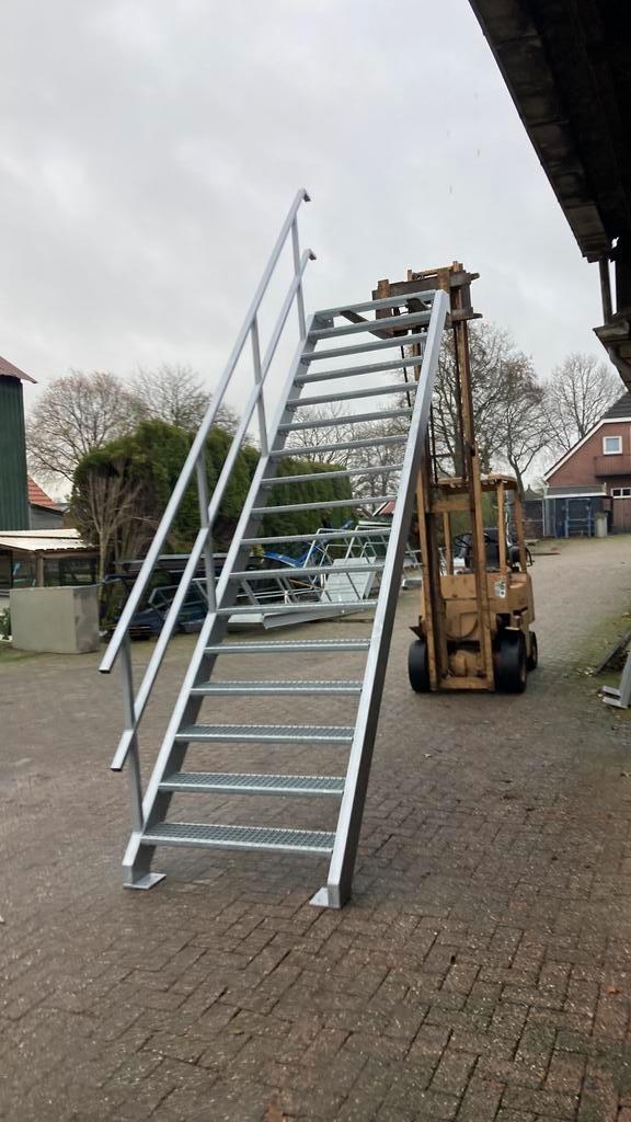 Stalen trap, Doe-het-zelf en Verbouw, Ladders en Trappen, Zo goed als nieuw, 2 tot 4 meter, Ophalen