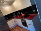 Moderne Hoekkeuken - Wit & Rood, Huis en Inrichting, Keuken | Complete keukens, Ophalen, Wit, Hoekkeuken, Zo goed als nieuw