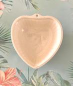 Hartvormige puddingvorm, crème wit keramiek, met ophang oog, Ophalen of Verzenden, Zo goed als nieuw