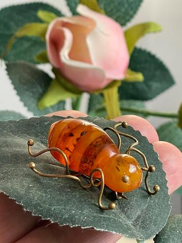 Schattige vintage barnsteen broche kever beschikbaar voor biedingen