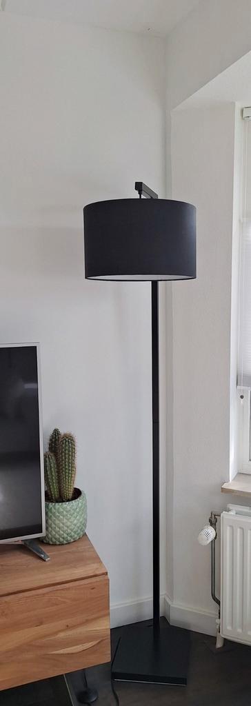Twee stijlvolle zwarte vloerlampen met zwarte lampenkappen, Huis en Inrichting, Lampen | Vloerlampen, 150 tot 200 cm, Ophalen