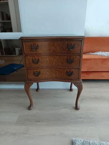 Antiek ladekastje beschikbaar voor biedingen