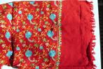 Grote rode sjaal, omslagdoek, met borduur bloemenpatroon, Ophalen of Verzenden, Zo goed als nieuw, Sjaal