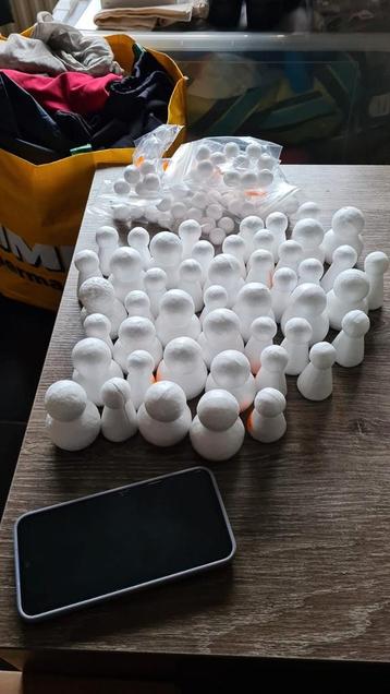 Partij piepschuim sneeuwpop/kegel met bal beschikbaar voor biedingen