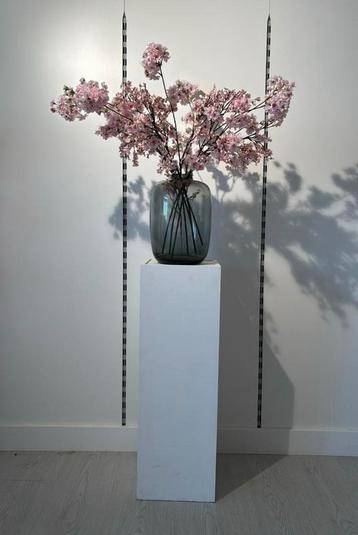 Zuil/pilaar met vaas en kunstbloemen beschikbaar voor biedingen