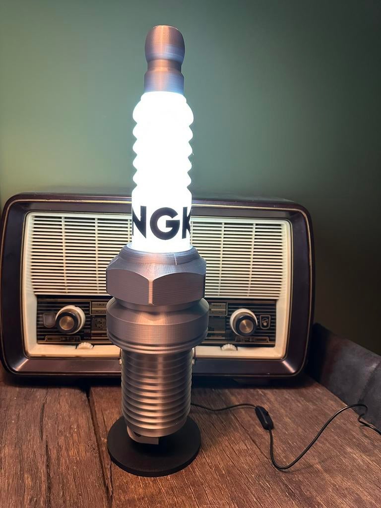 Bougie lamp NGK 54cm hoog, Verzamelen, Merken en Reclamevoorwerpen, Ophalen of Verzenden, Nieuw, Lichtbak of (neon) lamp