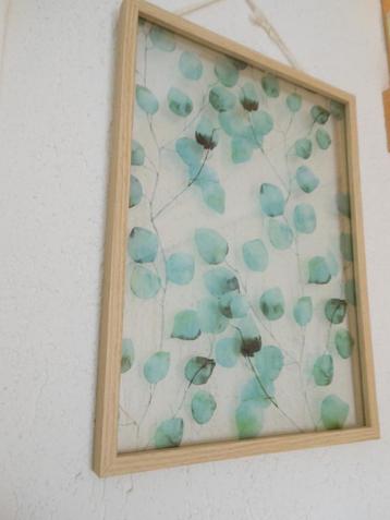 Gaaf schilderij van glas met houten lijst en groene blaadjes beschikbaar voor biedingen