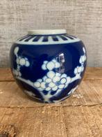 Chinees vaasje, blauw, gedecoreerd met kersenbloesem, Antiek en Kunst, Antiek | Porselein, Ophalen of Verzenden