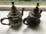 Theepot , 2 stuks . ongeveer 15 cm hoog met tekst op onderv, Ophalen of Verzenden