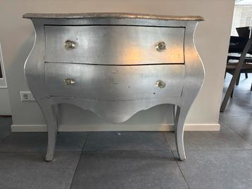 Zilverkleurig Barok Buikkastje met 2 laden beschikbaar voor biedingen