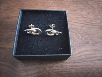 Wit en geelgoud 14 karaat oorbellen gebruikt. beschikbaar voor biedingen