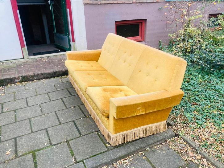 Oker gele velours bank 70s Hollywood regency, Huis en Inrichting, Banken | Sofa's en Chaises Longues, Gebruikt, Driepersoons, 200 tot 250 cm