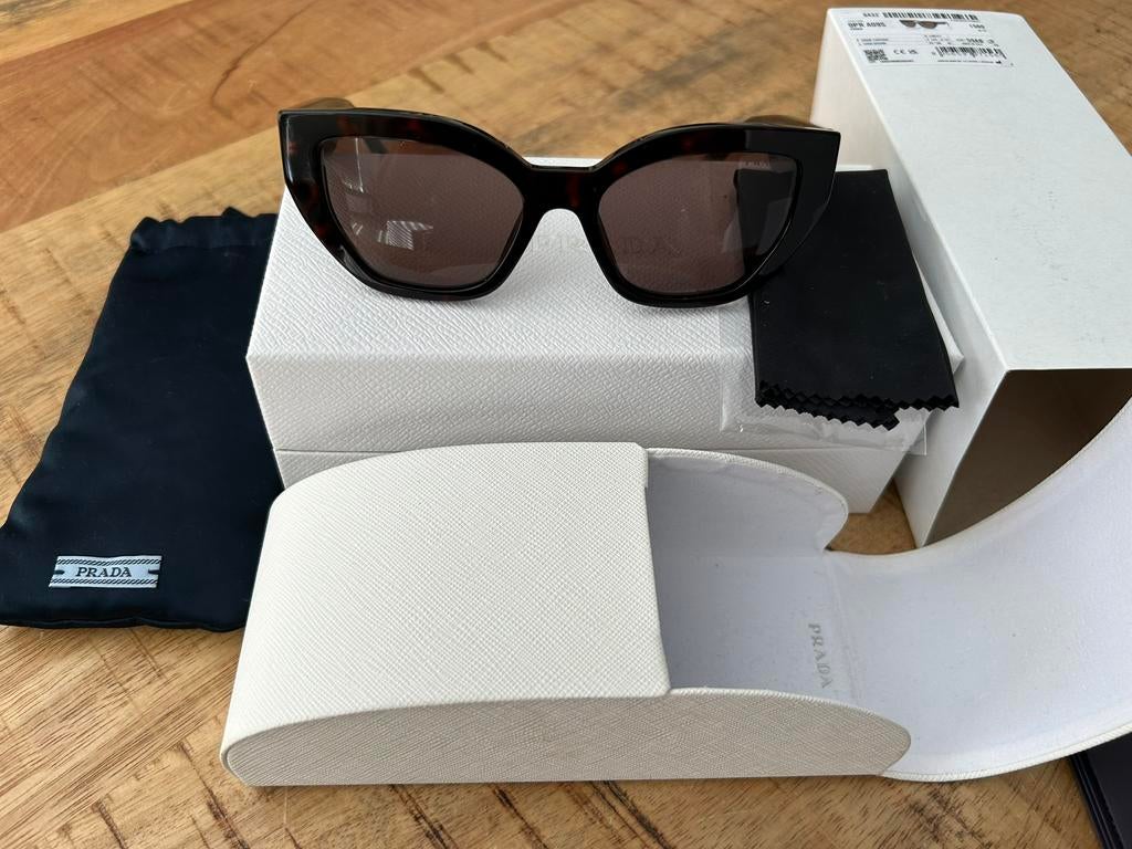 Prada zonnebril, Ophalen of Verzenden, Zo goed als nieuw, Zwart, Overige merken