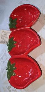 Strawberry serving bowl. 3pcs From Flying Tiger, Huis en Inrichting, Keuken | Servies, Keramiek, Nieuw, Ophalen of Verzenden, Kom(men)