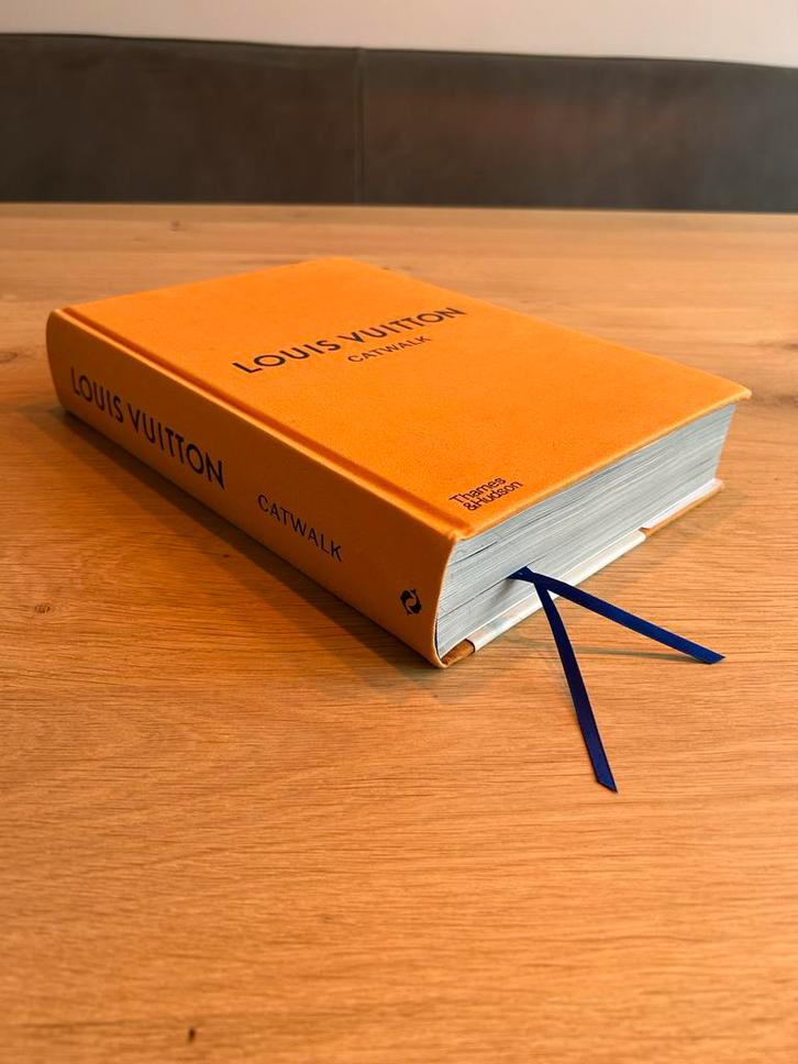 Louis Vuitton Catwalk - Thames & Hudson Koffietafelboek, Boeken, Mode, Zo goed als nieuw, Mode algemeen, Ophalen of Verzenden